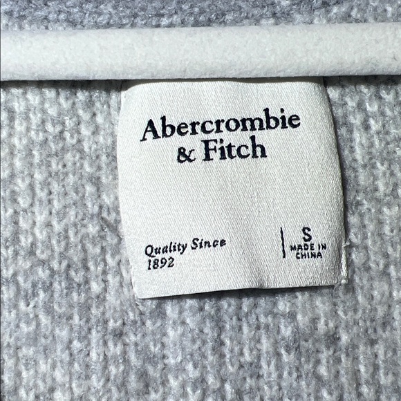 Abercrombie & Fitch Gray and Cream Houndstooth V-Neck Sweater Vest Size S - Picture 7 of 9